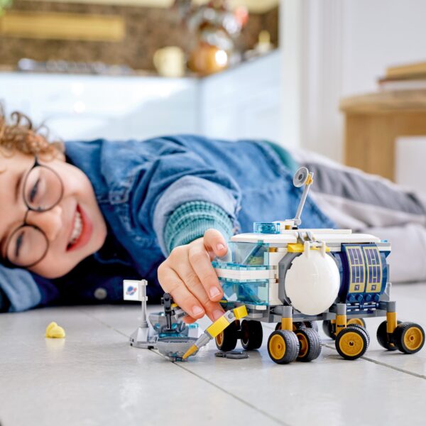 LEGO® 60348 City Mond-Rover Weltraum Spielset mit Astronauten Minifiguren – Bild 6