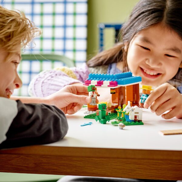 LEGO® 21184 Minecraft™ Die Bäckerei - Image 2