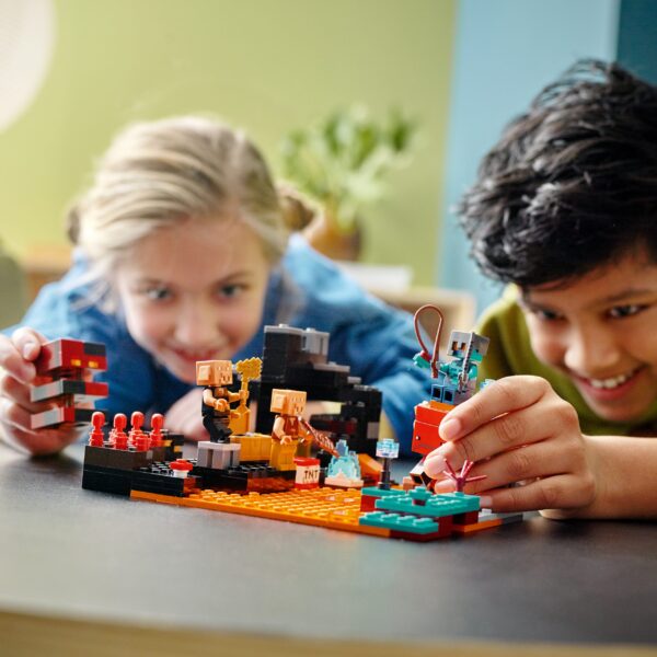 LEGO® 21185 Minecraft™ Die Netherbastion - Image 2