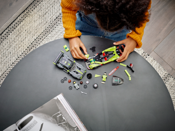 LEGO® 76910 Aston Martin Valkyrie AMR Pro & Aston Martin Vantage GT3 - Image 5