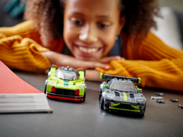 LEGO® 76910 Aston Martin Valkyrie AMR Pro & Aston Martin Vantage GT3 - Image 2
