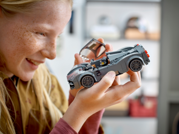 LEGO® 76915 Pagani Utopia - Image 2